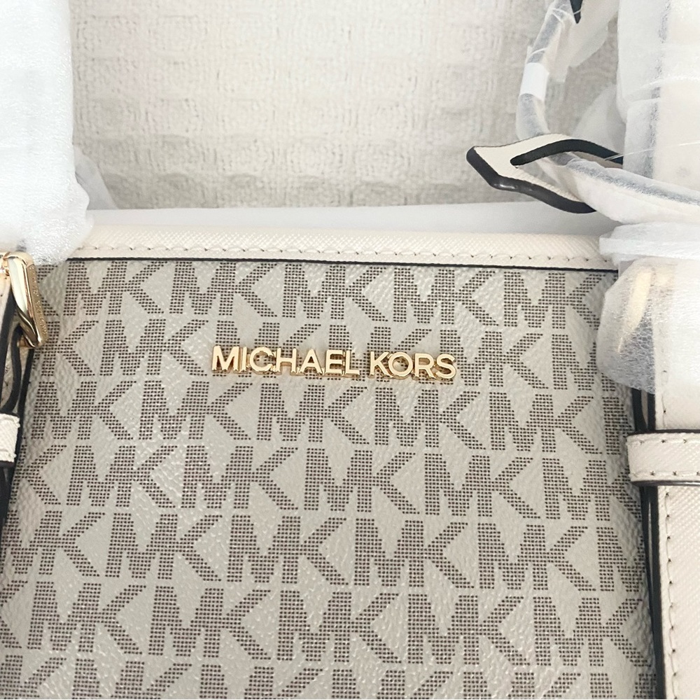 Michael Kors Cream Logo Tote gold hardware - Picture 4 of 8